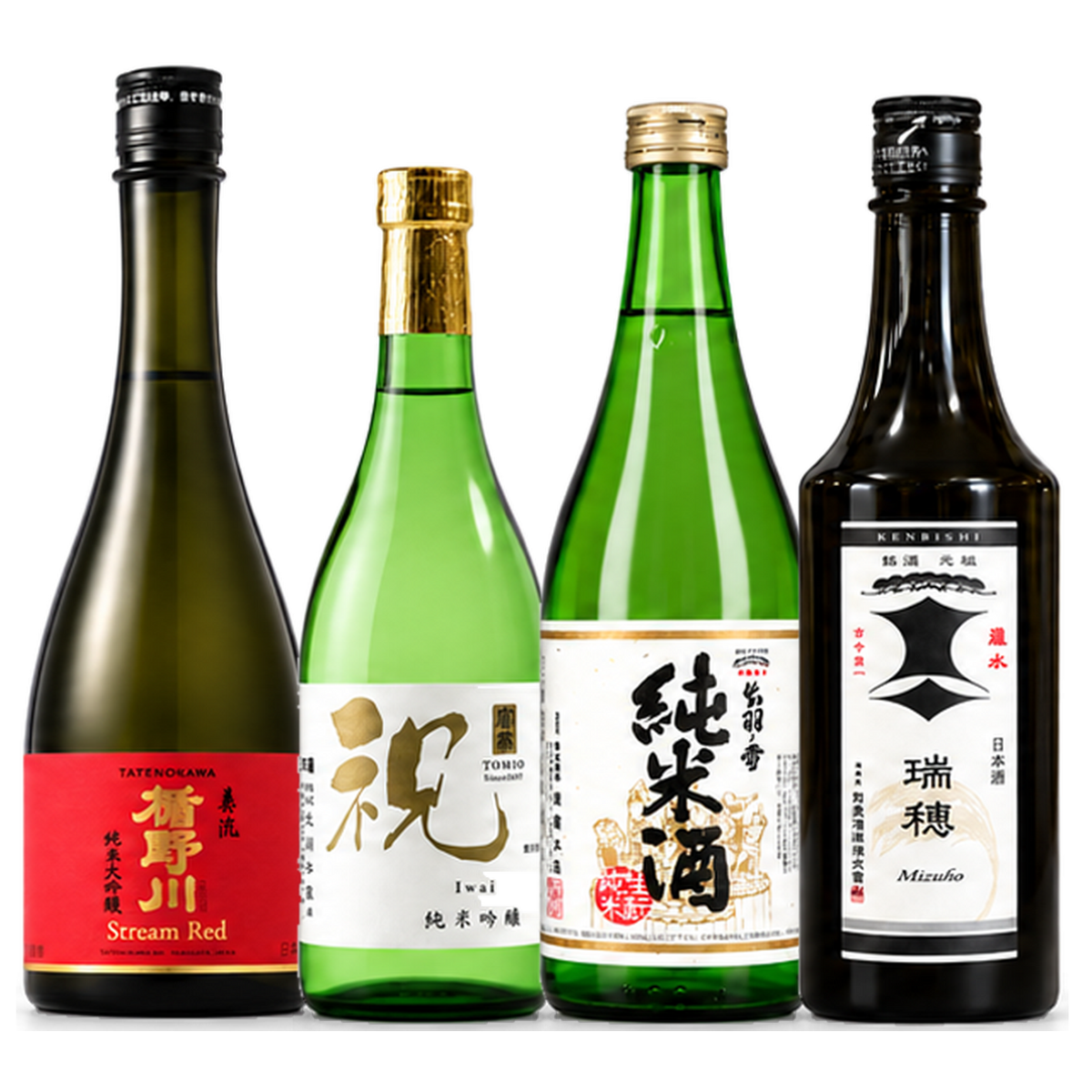 Set degustazione quattro sake: bottiglie ravvicinate su fondo trasparente.