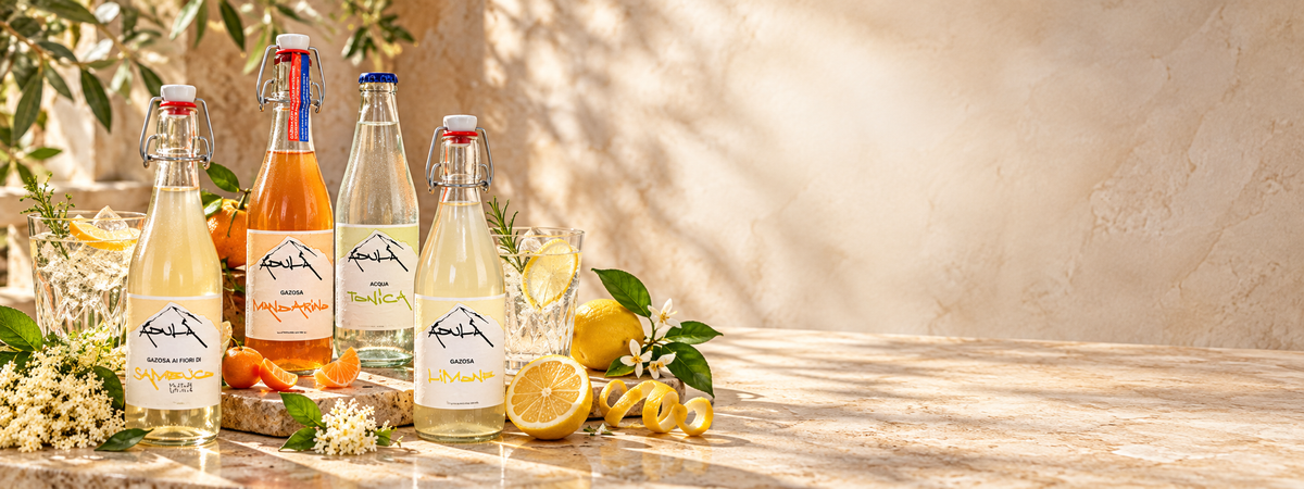 Gazose Acqua Adula al sambuco, mandarino, limone e acqua tonica sul travertino