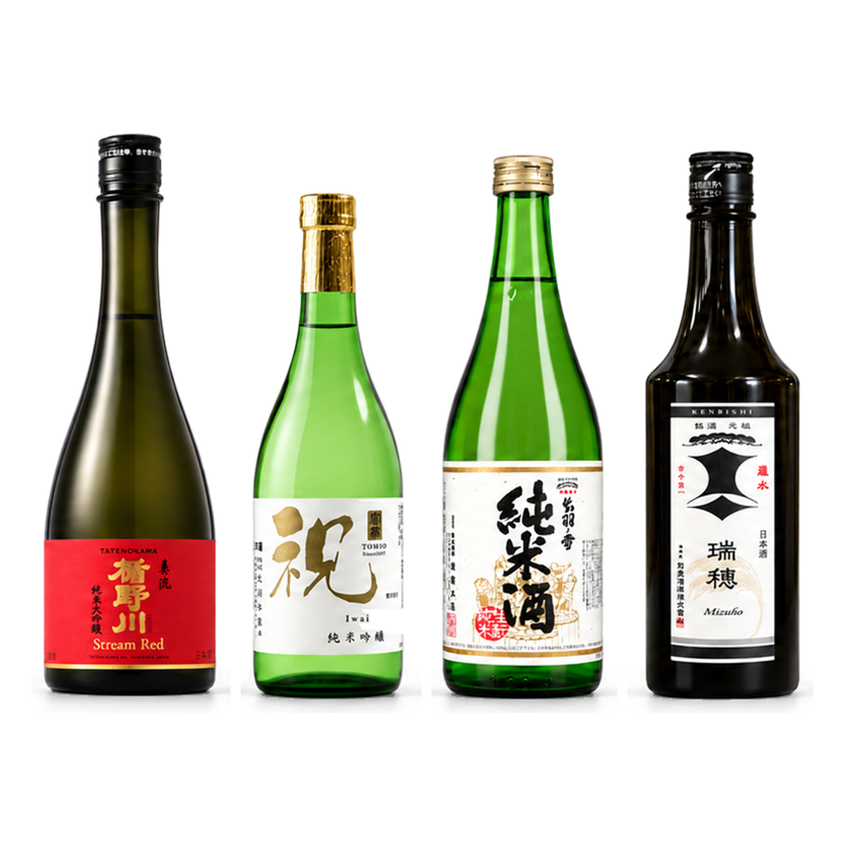 Set degustazione: quattro bottiglie sake affiancate in composizione compatta su fondo trasparente.